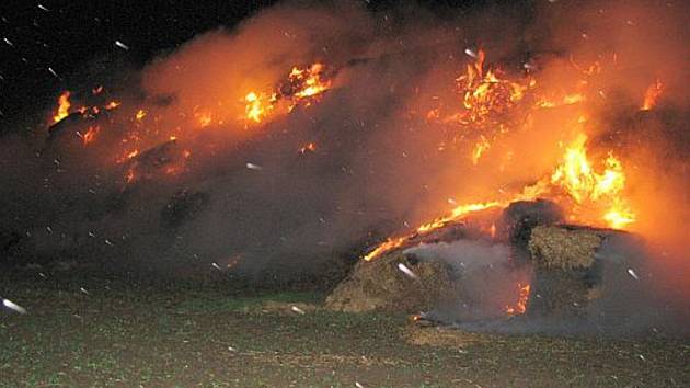 Boj s  ohněm byl v silném větru neúčinný, a tak hasiči po dohodě s majitelem nechali zbylou slámu dohořet.