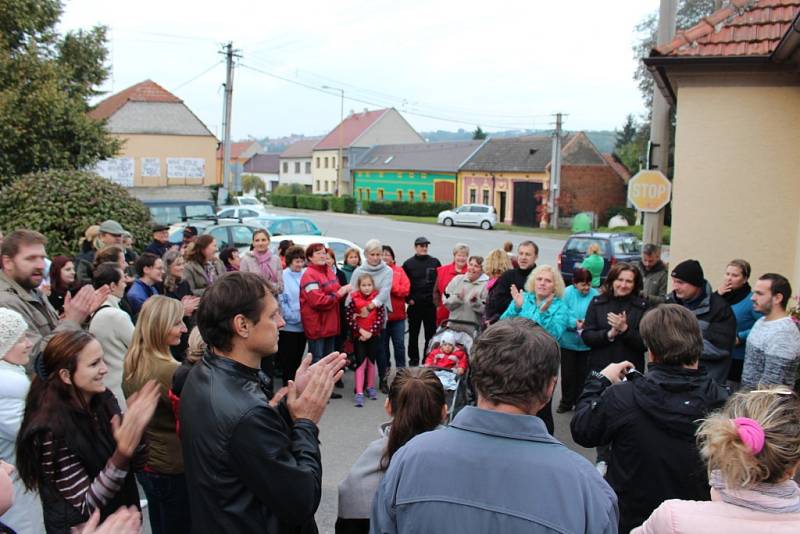 Na padesátka Podolanů se sešla před budovou obecního úřadu v Podolí, aby dala najevo svoji nespokojenost se zpochybňováním výsledků referenda. Zakročit přijela i policie ČR.