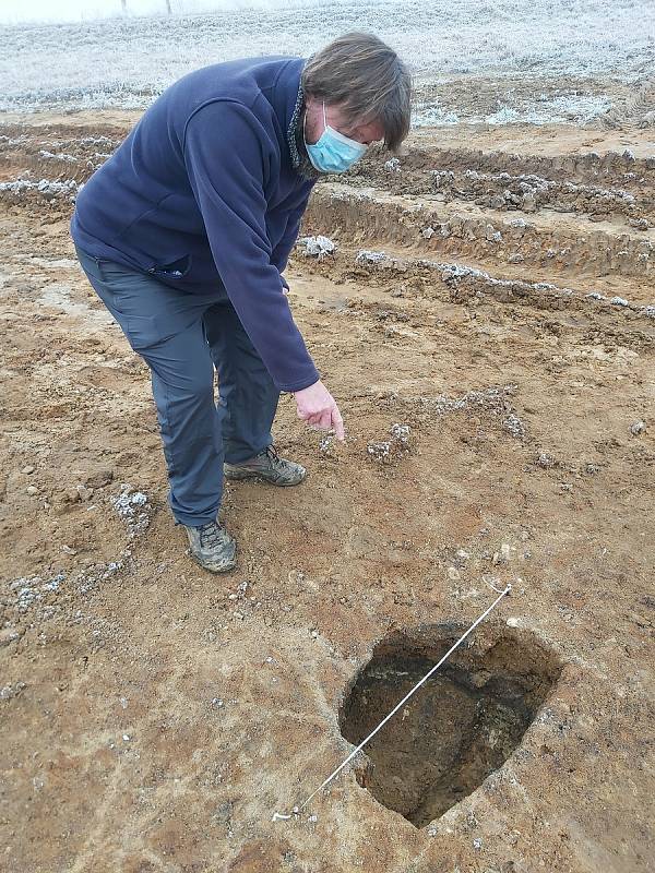 Záchranný archeologický výzkum při stavbě dálnice D55 mezi Babicemi - Starým Městem a první drobné nálezy