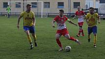 Fotbalisté Starého Města (žluté dresy) v 8. kole I. B třídy skupiny C přetlačili Slavkov 2:1.