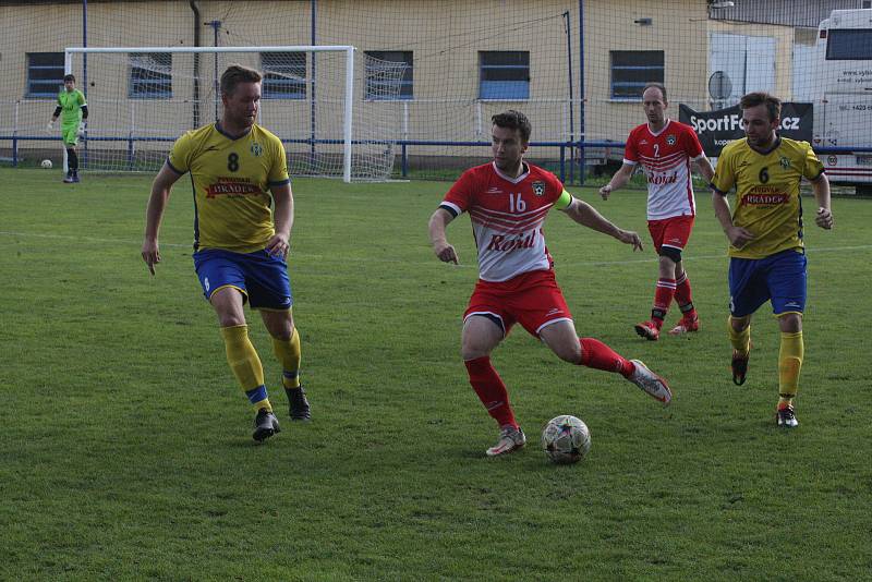 Fotbalisté Starého Města (žluté dresy) v 8. kole I. B třídy skupiny C přetlačili Slavkov 2:1.