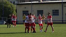 Fotbalisté Starého Města (žluté dresy) v 8. kole I. B třídy skupiny C přetlačili Slavkov 2:1.