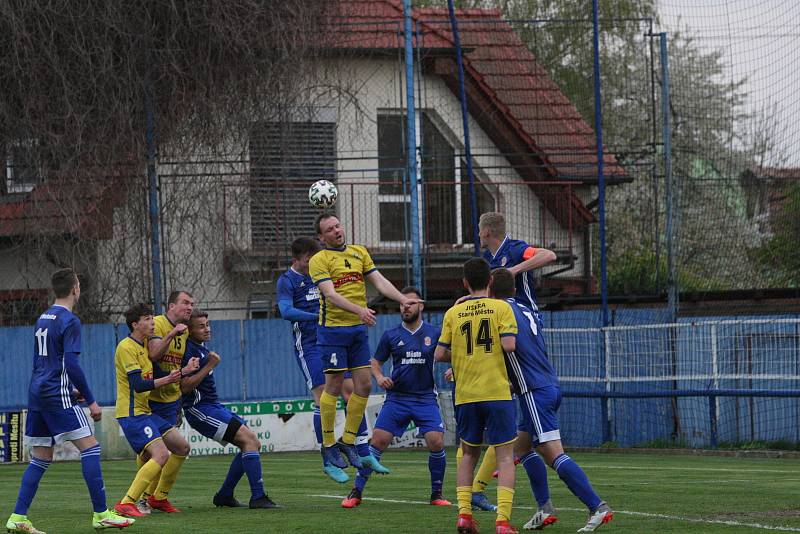 Fotbalisté Starého Města (žluté dresy) prohrály v semifinále Poháru Zlínského KFS s Morkovicemi 3:5.