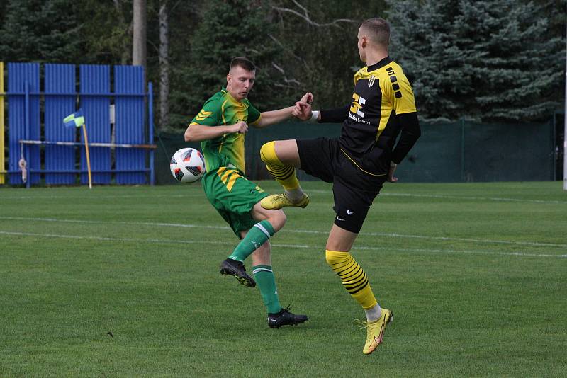 Fotbalisté Strání (černožluté dresy) v sobotním domácím hodovém duelu přehráli Napajedla 3:0.