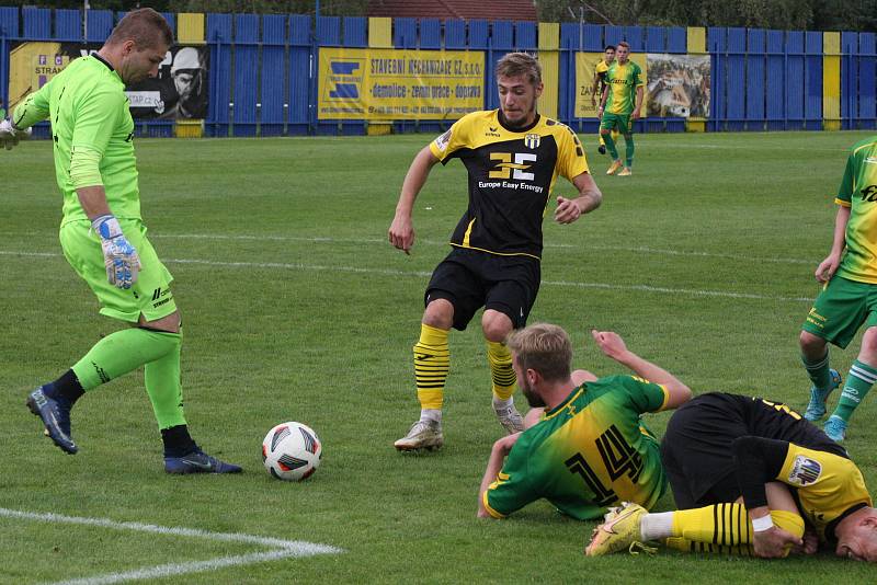 Fotbalisté Strání (černožluté dresy) v sobotním domácím hodovém duelu přehráli Napajedla 3:0.