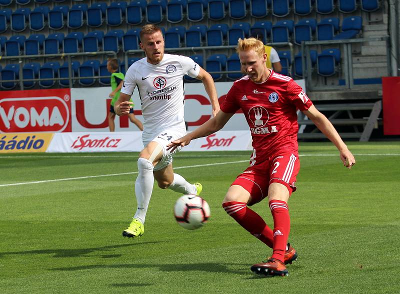 Fotbalisté Slovácka (v bílých dresech) nastoupili proti Olomouci i s bývalým reprezentantem Michalem Kadlecem.