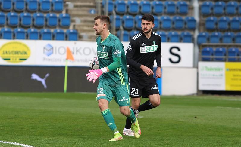 Fotbalisté Slovácka (bílé dresy) ve 28. kole FORTUNA:LIGY zdolali poslední Karvinou 3:1.