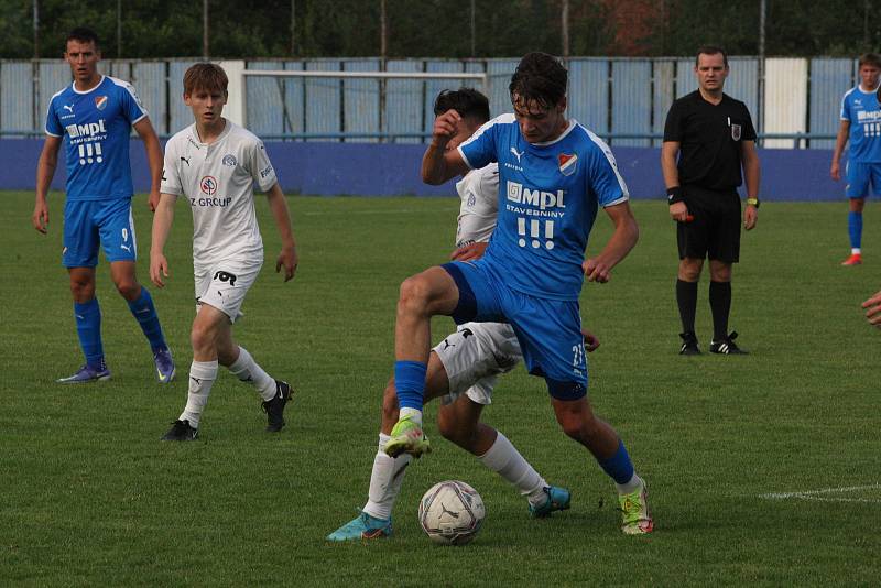 Fotbalisté Slovácka B (bílé dresy) v páteční předehrávce 32. kola MSFL remizovali na hřišti v Kunovicích s juniorkou Ostravy 2:2.