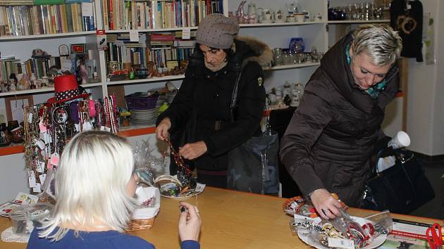 Dobročinný bazar, který uspořádaly Dobročinný obchod Naděje a Cafe 21 v Uherském Hradišti vynesl 35 500 korun, což je o patnáct tisíc víc než v loňském roce.