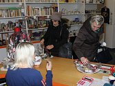Dobročinný bazar, který uspořádaly Dobročinný obchod Naděje a Cafe 21 v Uherském Hradišti vynesl 35 500 korun, což je o patnáct tisíc víc než v loňském roce.