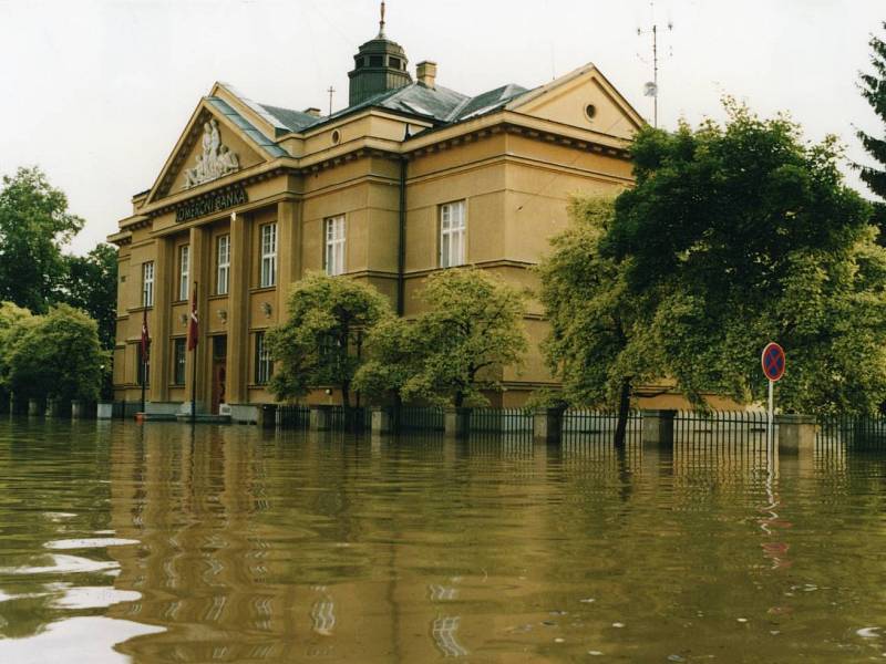 Budova zatopené (dnes Komerční) banky na ulici Svatováclavská v Uh. Hradišti.