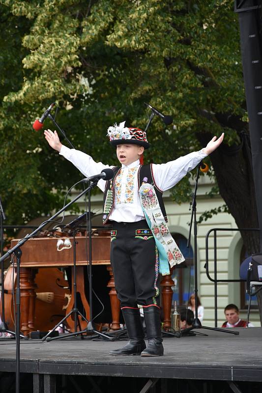 Svatojánský jarmark se konal na pozadí národní přehlídky dětského verbuňku.