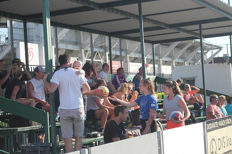 Sedmý ročník benefičního turnaje smíšených dvojic Afrika Beach Open v Uherském Hradišti.