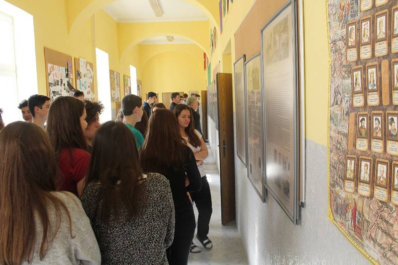 Vernisáž výstavy na Základní škole UNESCO představilo komunisty umučeného faráře Josefa Toufara.