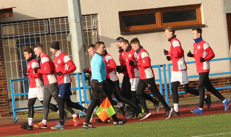 Fotbalisté Uherského Brodu (červené dresy) na závěr čtyřdenního soustředění zdolali starší dorost Slovácka 2:0.