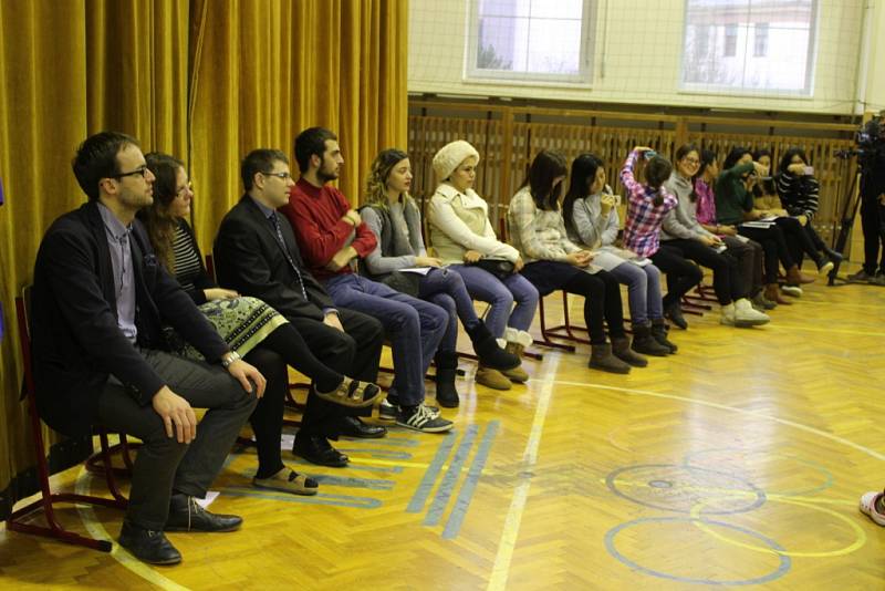 Žáci i kantoři ze Základní školy UNESCO v Uherském Hradišti v pondělí 15. února přivítali jedenáct zahraničních studentů z celého světa. 
