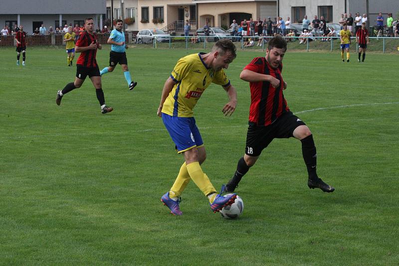 Fotbalisté Starého Města (žluté dresy) vyhráli derby ve Zlechově 3:1.