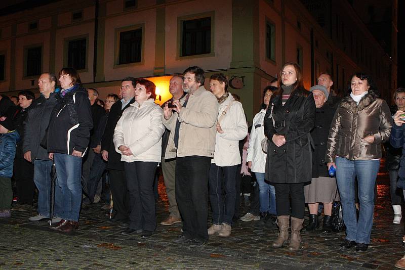 Pietní akt k výročí 17. listopadu na Mariánském náměstí v Uherském Hradišti.