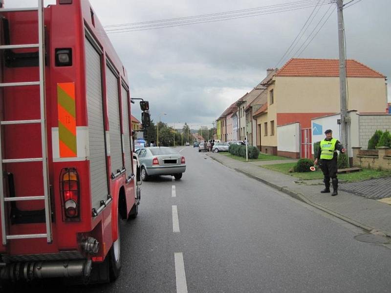 Řidič se trefil do tří aut zaparkovaných u domu a poškodil plynovou přípojku