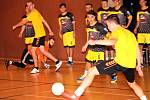 Futsalová liga Uherskohradišťska – 2. kolo: Superfrankie MD Team – GFC (ve žlutém) 3:4.