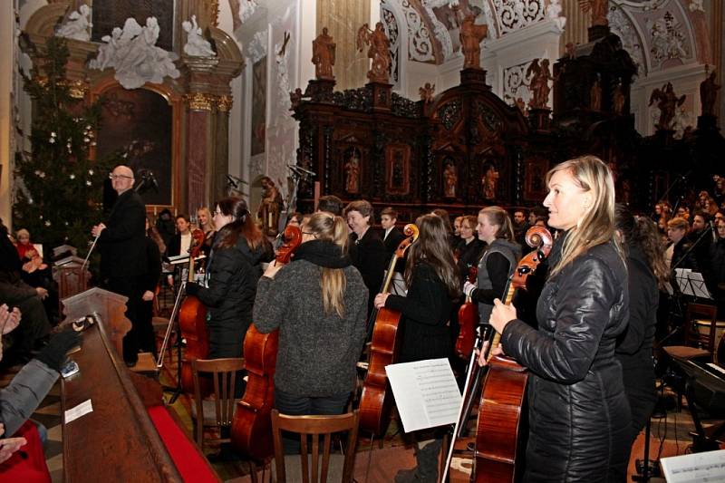 OZVĚNY VÁNOC. Velehradskou bazilikou zněly v neděli večer vánoční písně v podání CM Cifra, tří gymnaziálních pěveckých sborů a dvou komorních orchestrů z Břeclavi a Hodonína. 