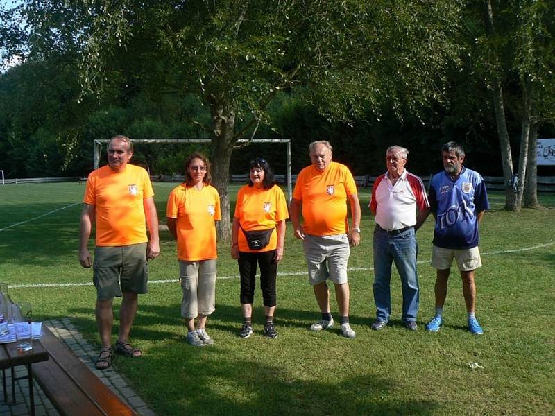 ATLETICKÉ KLÁNÍ. Fotbalové hřiště na Salaši se proměnilo v sobotu v improvizovaný lehkoatletický stadion, na němž bojovalo o medaile v bězích, hodech a skocích 63 dětí a mládeže.