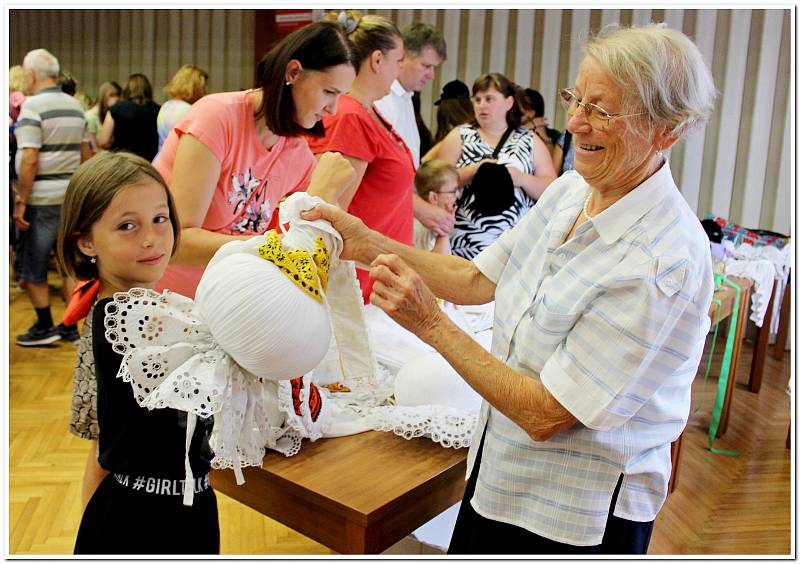 Rok co rok přiláká babická burza krojů desítky folkloristů, kteří na ní našli i letos krásné součásti lidových oděvů.