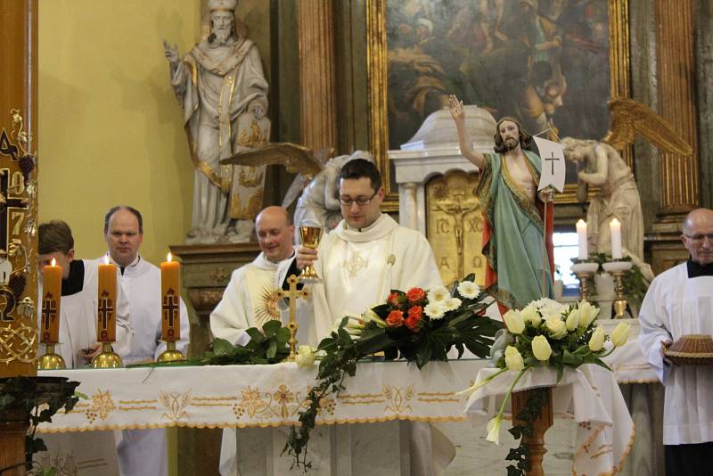 Farář Pavel Macura symbolicky požehnal při nedělní velikonoční bohoslužbě v Bílovicích pečené beránky i další velikonoční pochutiny, které tam lidé přinesli. Po mši věřící u kostela chutnali jehněčí s nekvašeným chlebem.