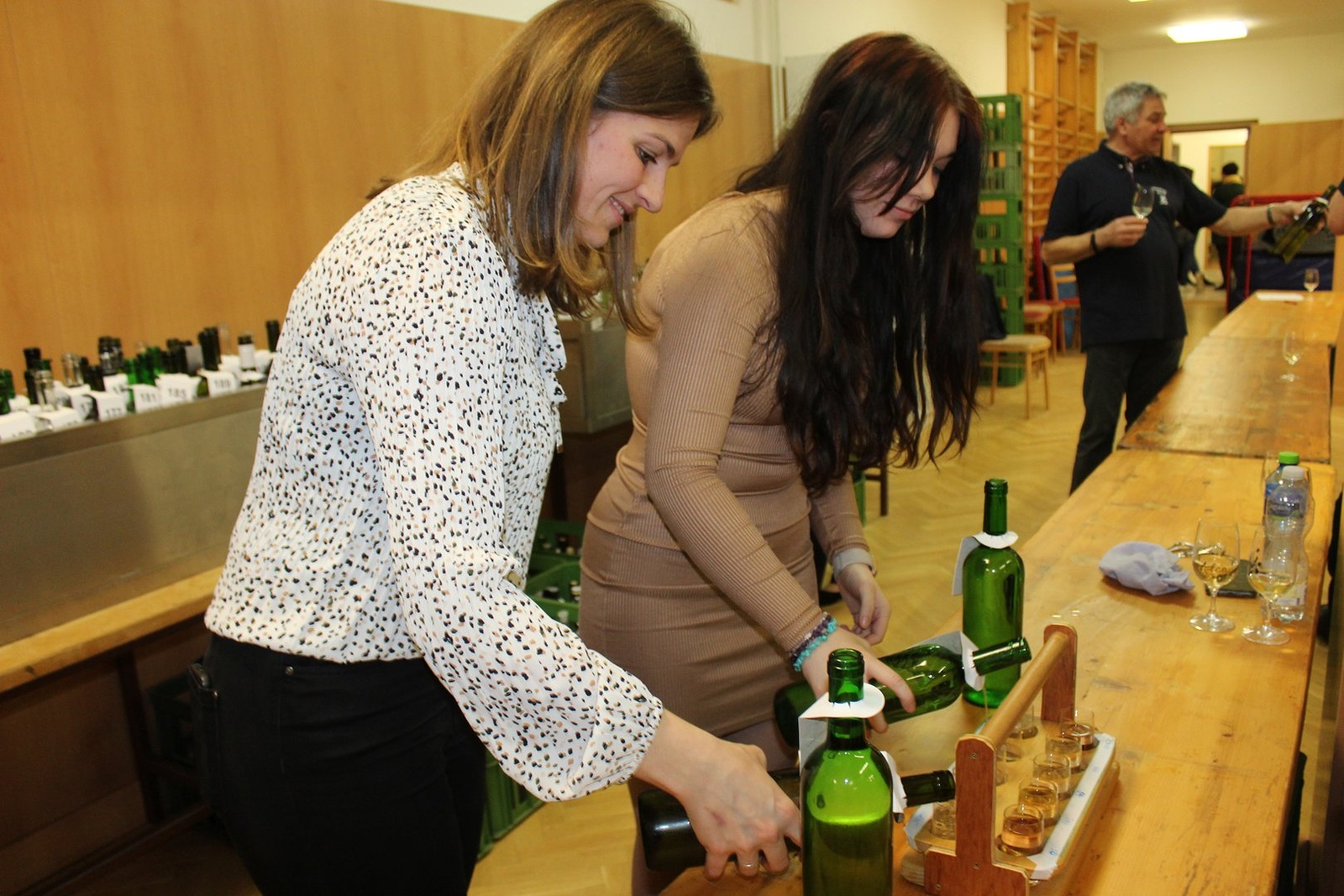 Návštěvníci 14. ročníku koštování vína v Jalubí si hledali šampiona sami -  Slovácký deník
