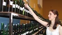 Z necelých dvou stovek vystavených vín ochutnávali huštěnovičtí vinaři na obnoveném koštu. 