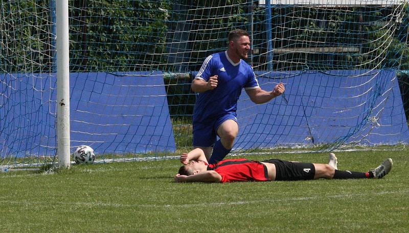 Fotbalisté Kunovic (modré dresy) ve 23. kole krajské I. A třídy skupiny B doma remizovali se Zlechovem 2:2.