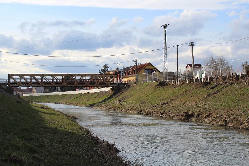 Ochránit Kunovjany před podobnými hrůzami mají do budoucna protipovodňová opatření. Stavební úpravy řeky Olšavy za 320 milionů korun začaly před osmi měsíci a nyní mají zdárně za sebou třetinu projektu.