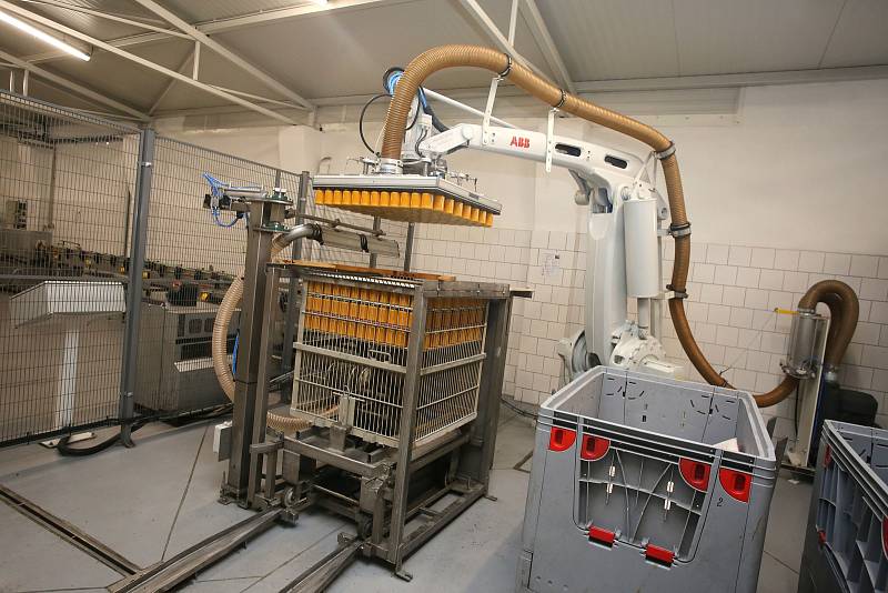 Výroba v podniku Hamé v Kunovicích. Robotická linka na paletování výrobků.