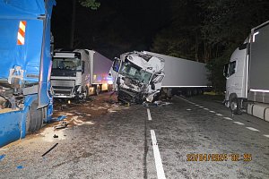 Hlavní tah na Slovensko uzavřela nehoda tří kamionů
