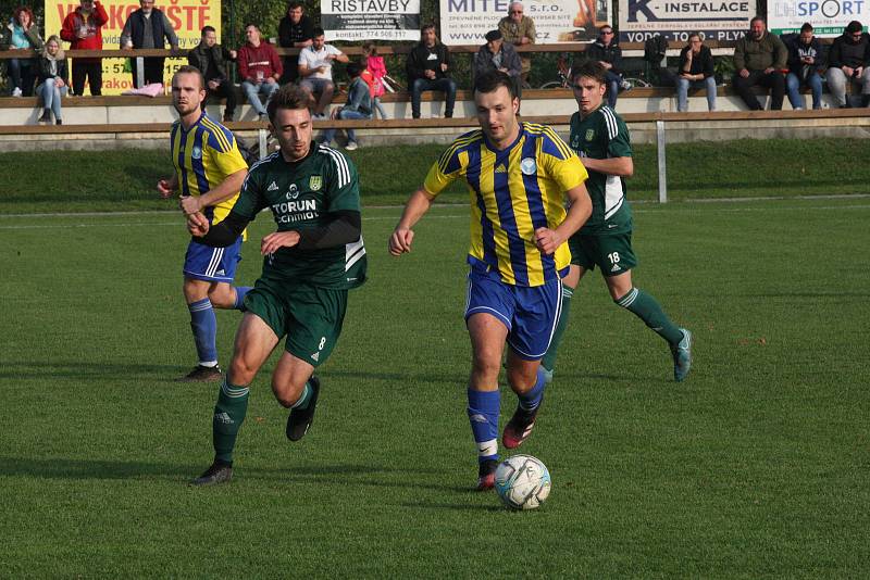 Fotbalisté Nivnice (zelené dresy) v 10. kole krajské I. A třídy skupiny B doma zdolali Buchlovice 2:0.