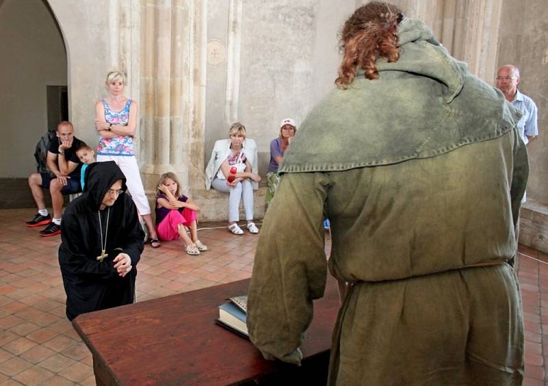 Při hodinové noční tajuplné procházce hradem Buchlov si mohli návštěvníci užívat hraných veselých i vážných pověstí. Na své si přišli i při ohnivé show.