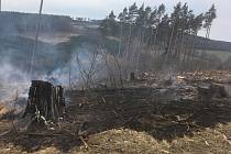 Při požáru lesního porostu mezi Rudimovem a Pitínem musel zasahovat vrtulník a dvanáct hasičských jednotek.