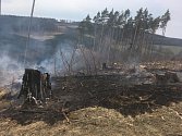 Při požáru lesního porostu mezi Rudimovem a Pitínem musel zasahovat vrtulník a dvanáct hasičských jednotek.