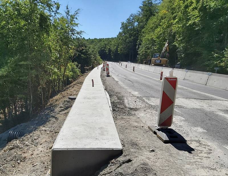 Oprava silnice I/50 u Starých Hutí končí.
