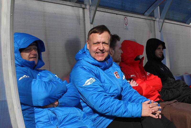 Fotbalisté Slovácka B (modré dresy) v přípravném zápase porazili divizní Hodonín 2:0. Oba góly vstřelil Pavel Juroška.