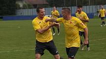 Fotbalisté Kroměříže (žluté dresy) remizovali v Kunovicích s domácím Slováckem B 3:3.