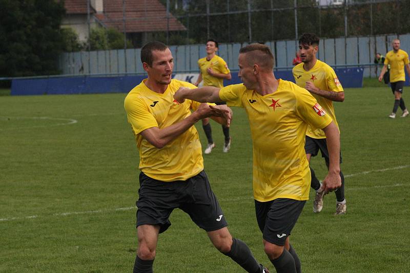 Fotbalisté Kroměříže (žluté dresy) remizovali v Kunovicích s domácím Slováckem B 3:3.