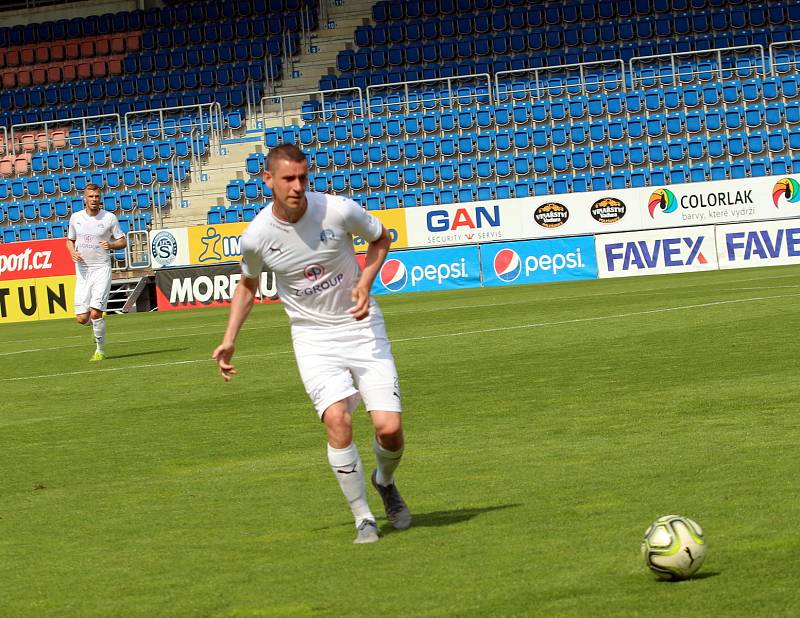 Fotbalisté Slovácka (v bílých dresech) se před restartem FORTUNA:LIGY utkali s Třincem. Utkání se hrálo bez diváků.