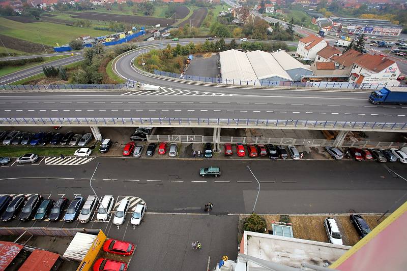 Hasičské cvičení: evakuace osob ze střechy budovy Hamé pomocí požární plošiny v Uherském Hradišti