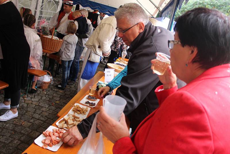 Téměř na všech pultech byly k dostání místní uzeniny či zabijačkové speciality.