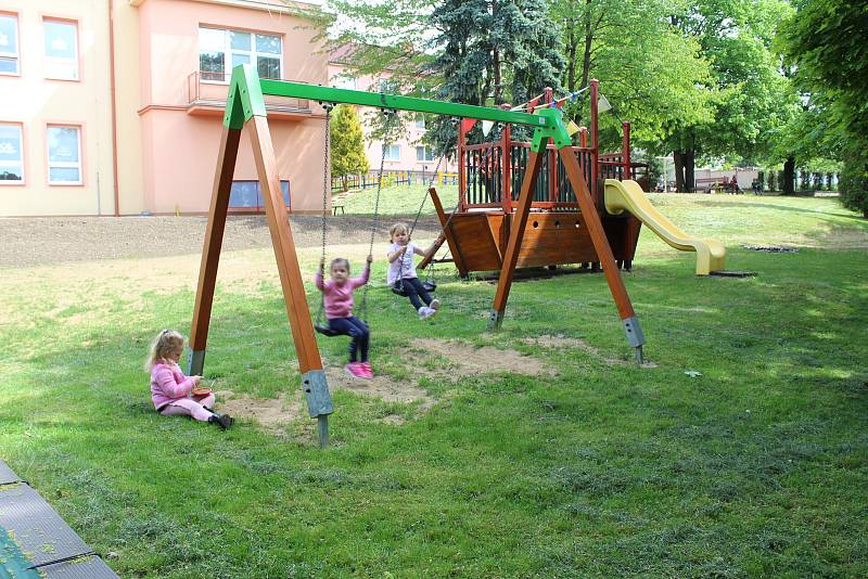 Děti na zahradě Mateřské školy Svatopluka Čecha v Uherském Brodě.