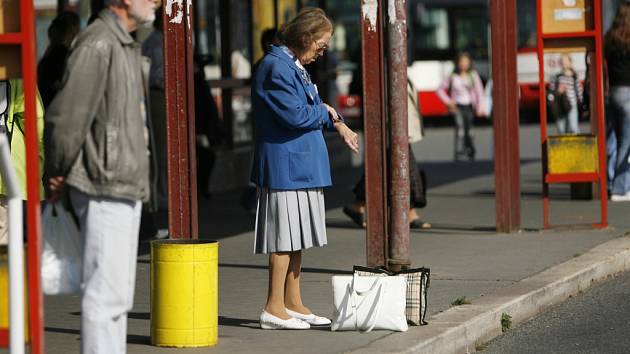 Lidé čekající na autobusové zastávce. Ilustrační foto. 