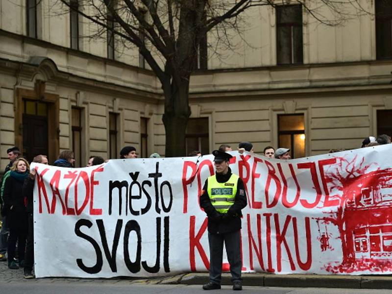 Demonstrace na podporu pražského autonomního sociálního centra Klinika.