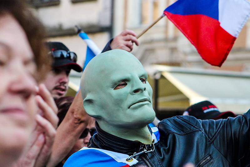 Demonstrace na Staroměstském náměstí za návrat do škol bez omezení.