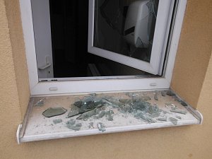 Výtržník rozbíjel okna.